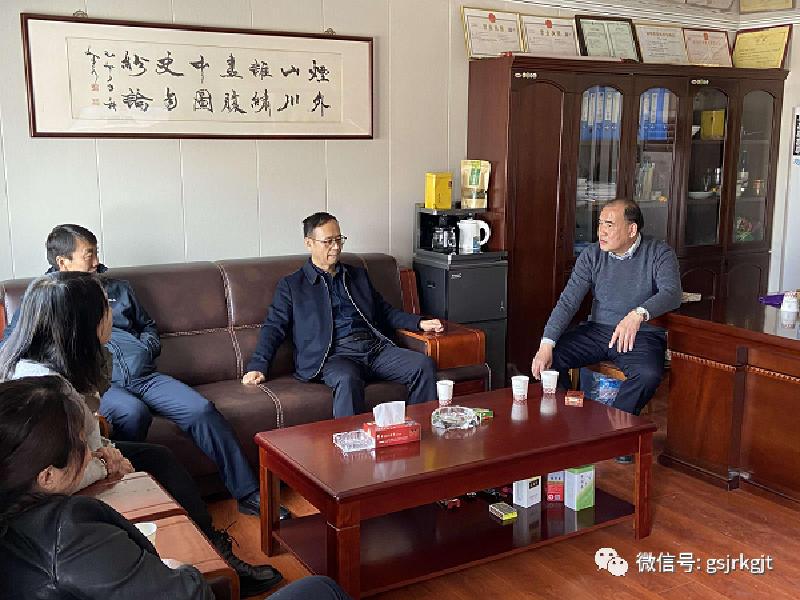 金控平?jīng)鰮６啻氩⑴e助企業(yè)渡難關(guān)